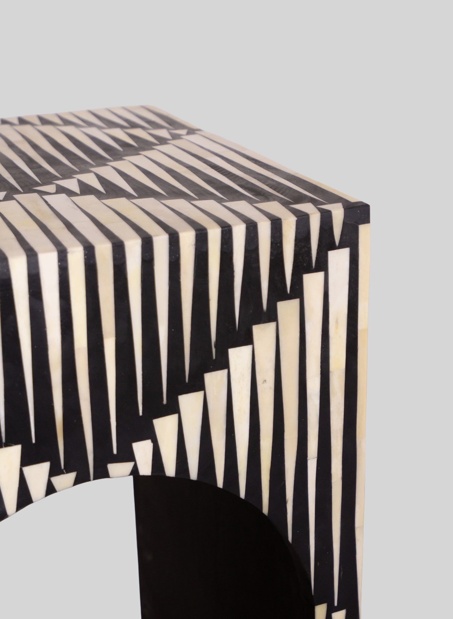 Atlas Console, Black-White