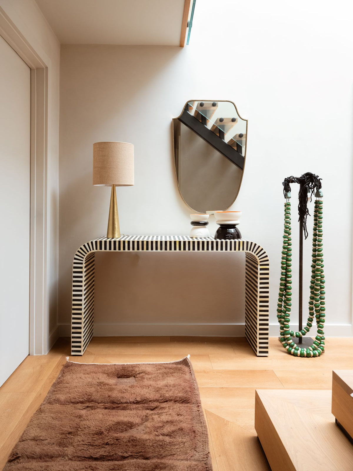 Arch Console, Black-White